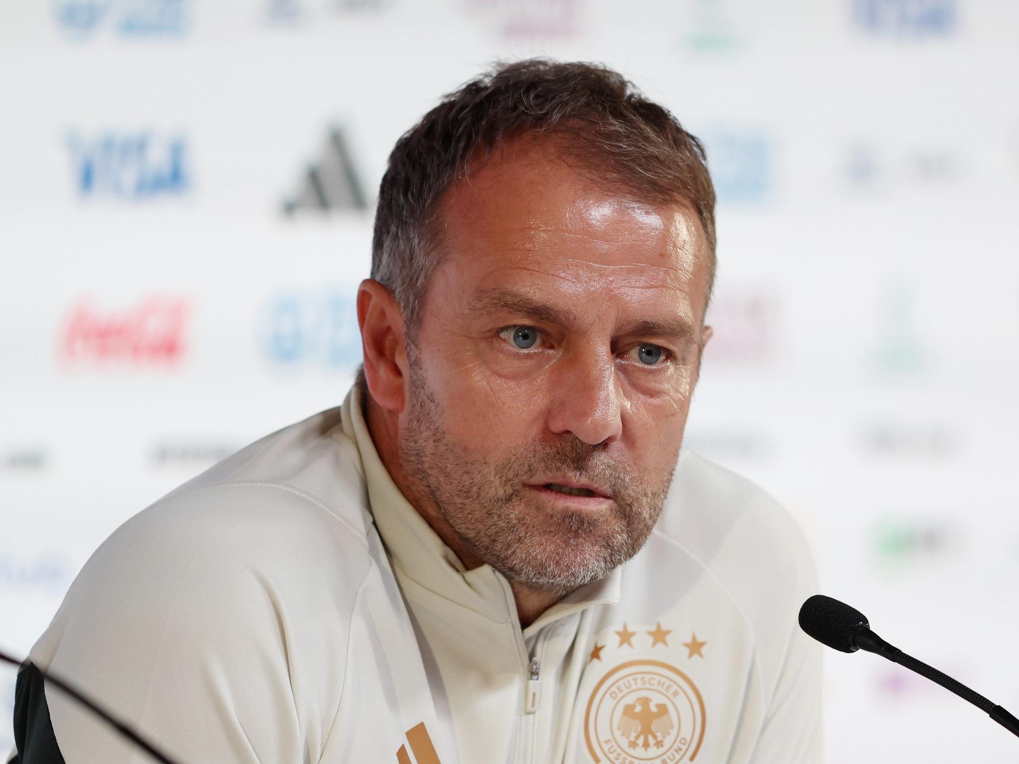 Hansi Flick spricht bei der Pressekonferenz.