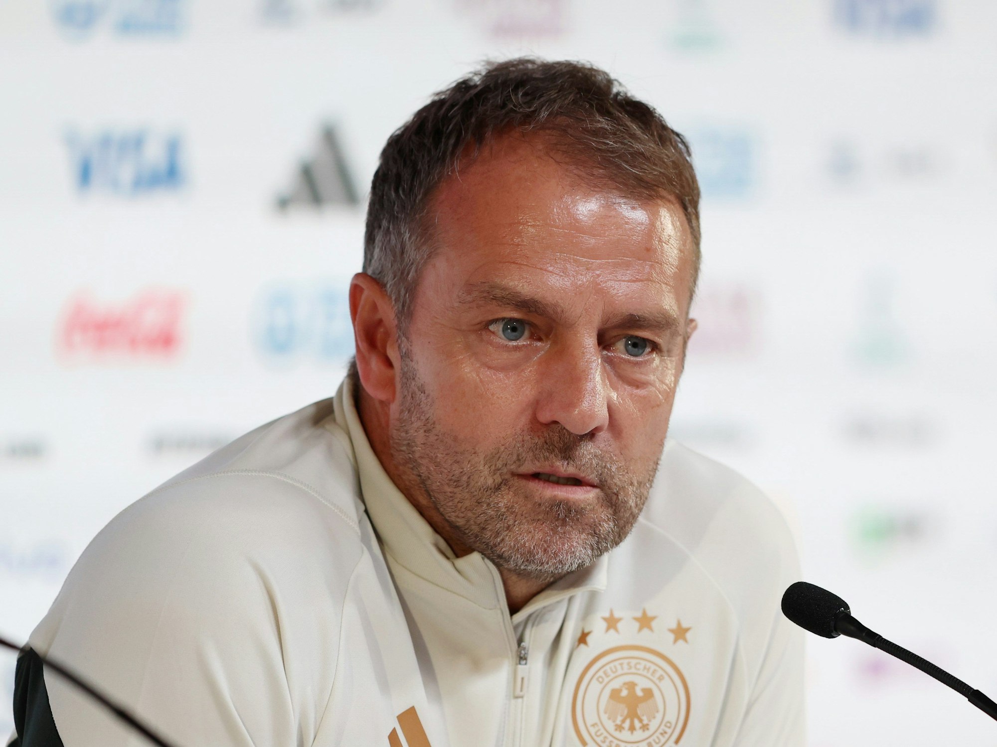 Hansi Flick spricht bei der Pressekonferenz.