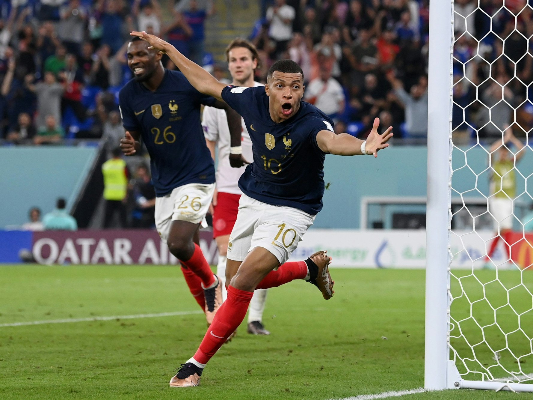 Kylian Mbappe jubelt mit ausgebreiteten Armen.