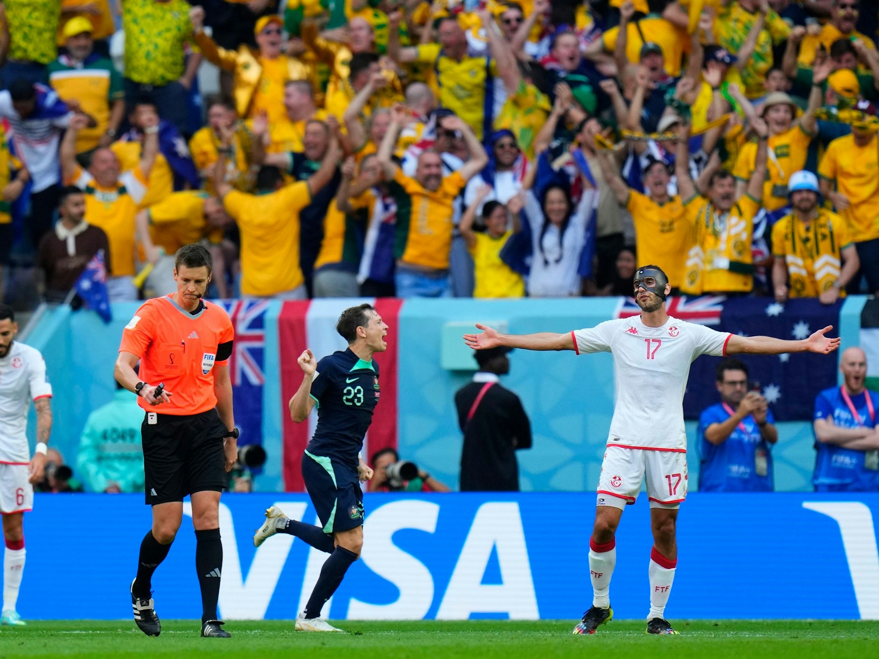 Ellyes Skhiri beschwert sich bei Daniel Siebert.