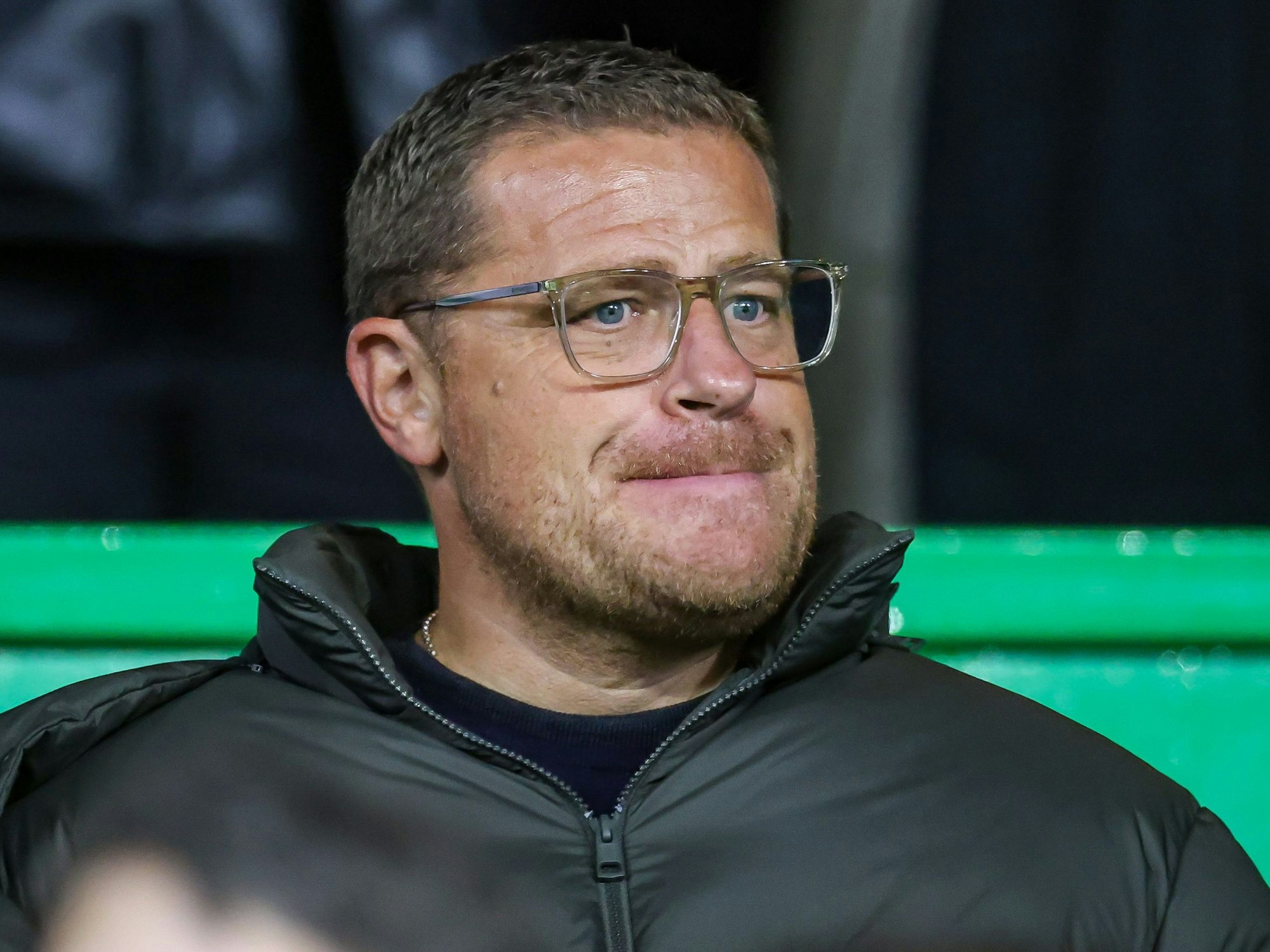 Max Eberl sitzt angespannt auf der Tribüne.