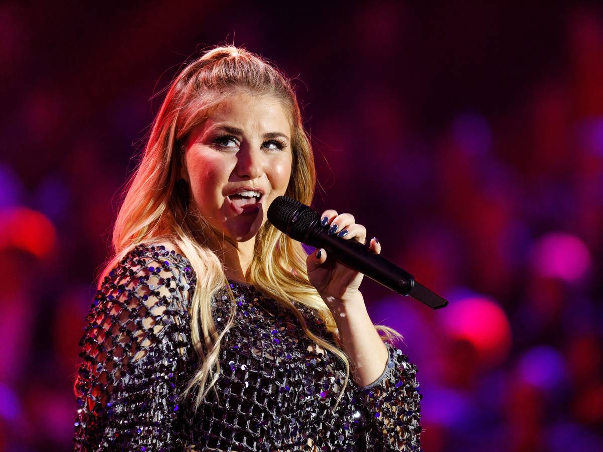 Beatrice Egli singt auf der Bühne.