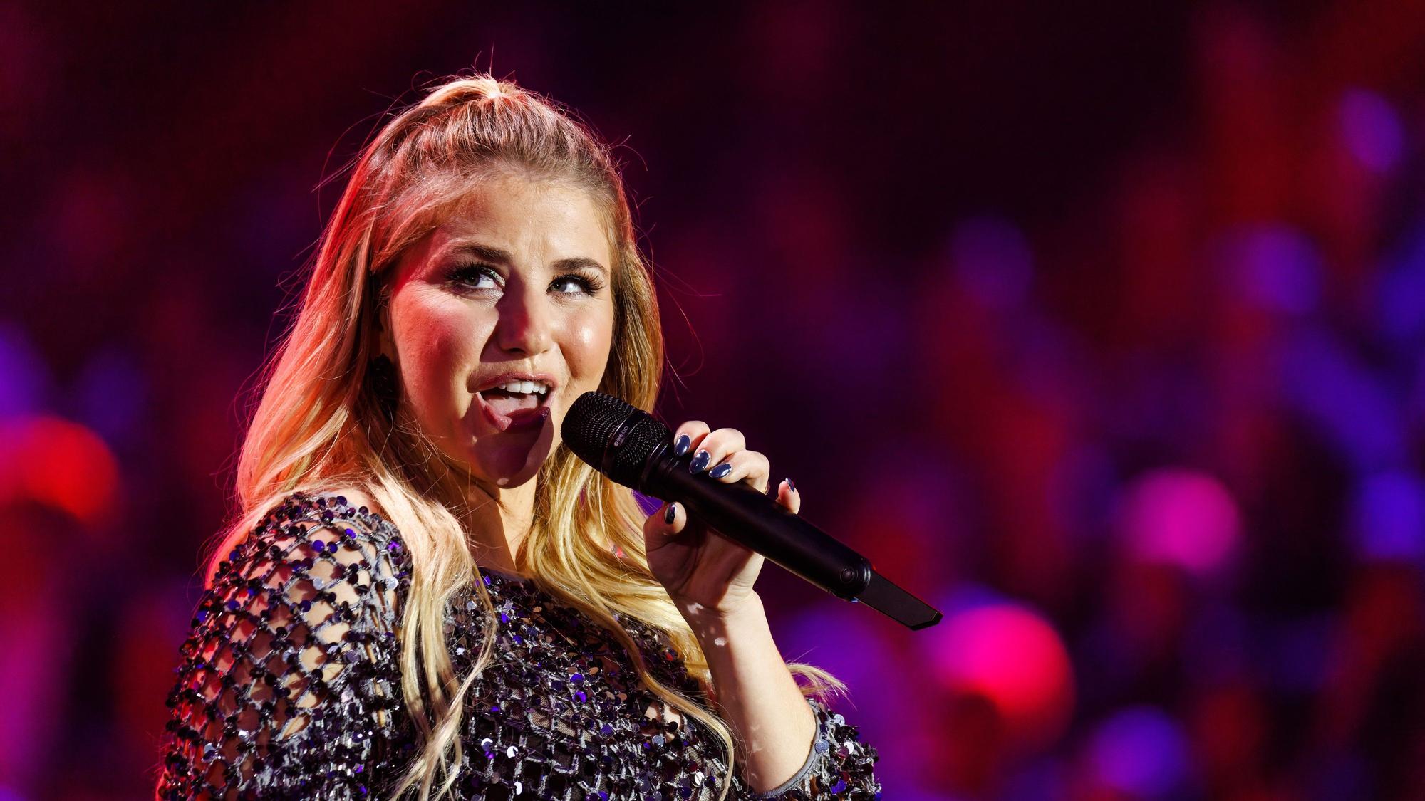 Beatrice Egli singt auf der Bühne.