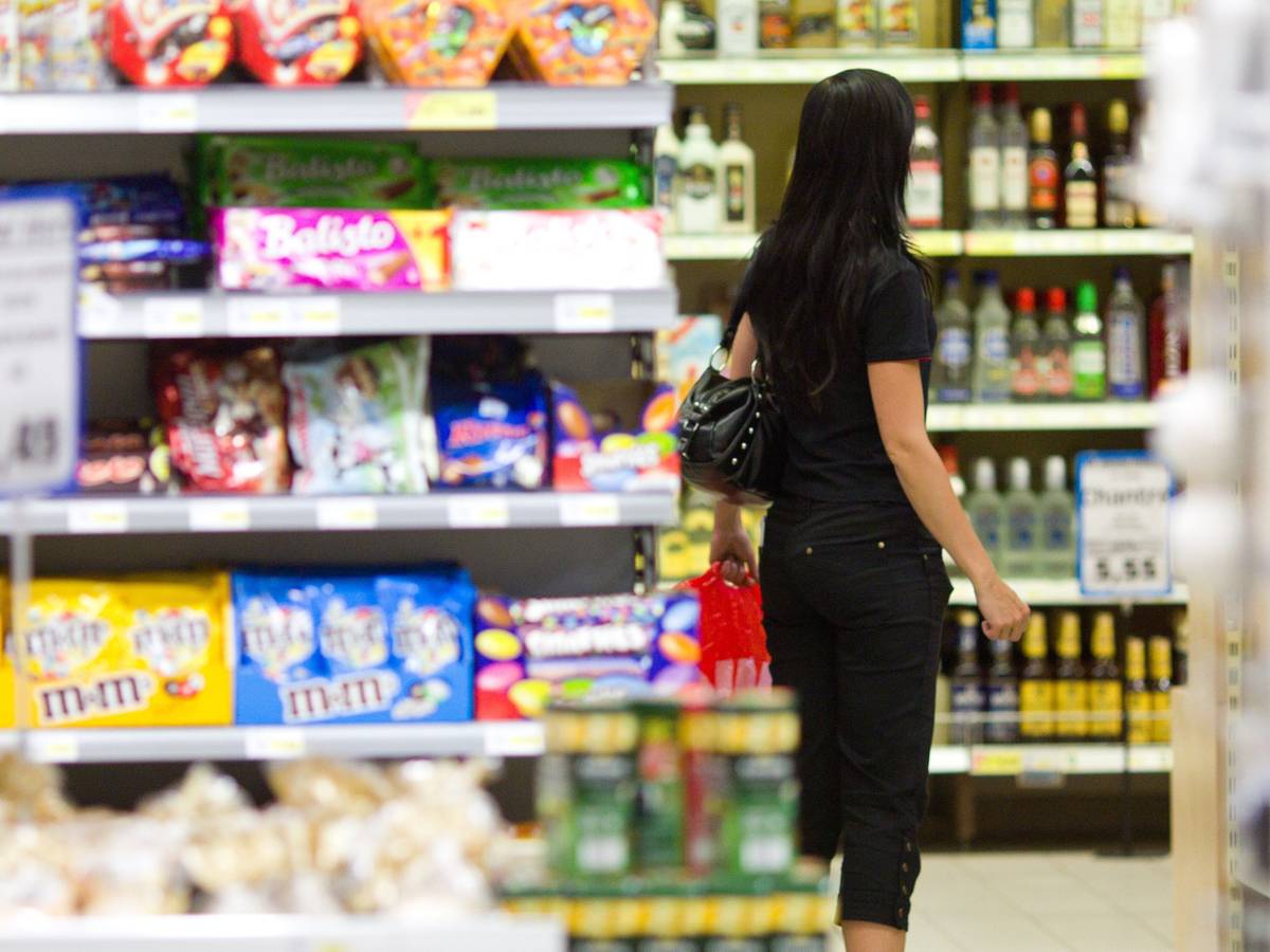 ARCHIV - Kundin in einem Supermarkt in Magdeburg, aufgenommen am 14.06.2011. In Deutschland sind die Verbraucherpreise im vergangenen Jahr so stark wie seit 2008 nicht mehr gestiegen. Die durchschnittliche Inflationsrate habe bei 2,3 Prozent gelegen, teilte das Statistische Bundesamt am Donnerstag 12.01.2012 in Wiesbaden mit. Foto: Jens Wolf +++ dpa-Bildfunk +++