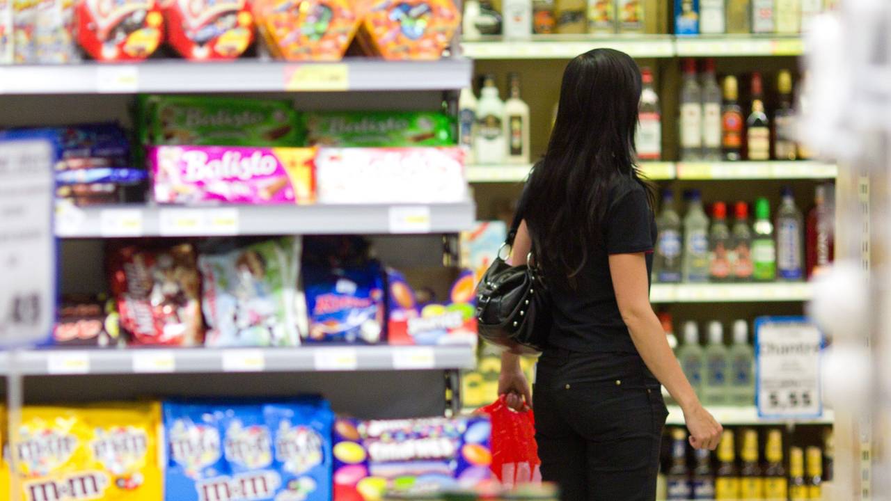 ARCHIV - Kundin in einem Supermarkt in Magdeburg, aufgenommen am 14.06.2011. In Deutschland sind die Verbraucherpreise im vergangenen Jahr so stark wie seit 2008 nicht mehr gestiegen. Die durchschnittliche Inflationsrate habe bei 2,3 Prozent gelegen, teilte das Statistische Bundesamt am Donnerstag 12.01.2012 in Wiesbaden mit. Foto: Jens Wolf +++ dpa-Bildfunk +++