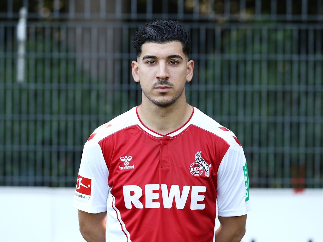 Dimitris Limnios trägt das neue Trikot des 1. FC Köln.