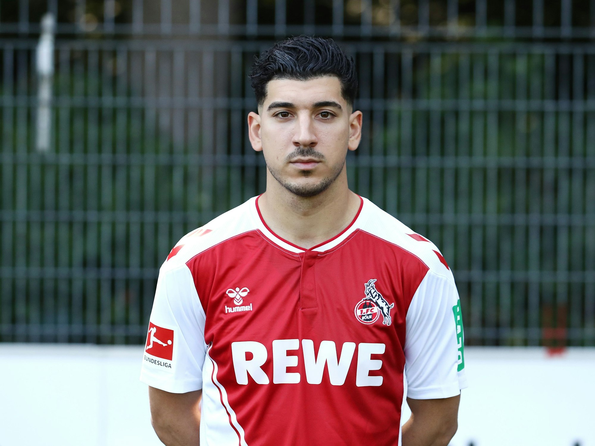 Dimitris Limnios trägt das neue Trikot des 1. FC Köln.