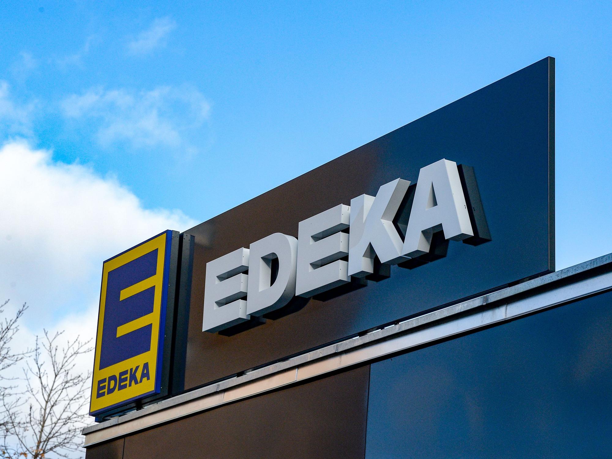 Das Logo einer Edeka-Filiale.