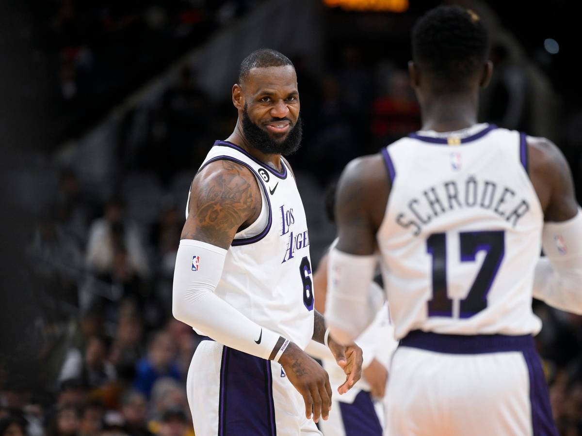 LeBron James lächelt im NBA-Spiel in San Antonio Teamkollege Dennis Schröder von den Los Angeles Lakers an.