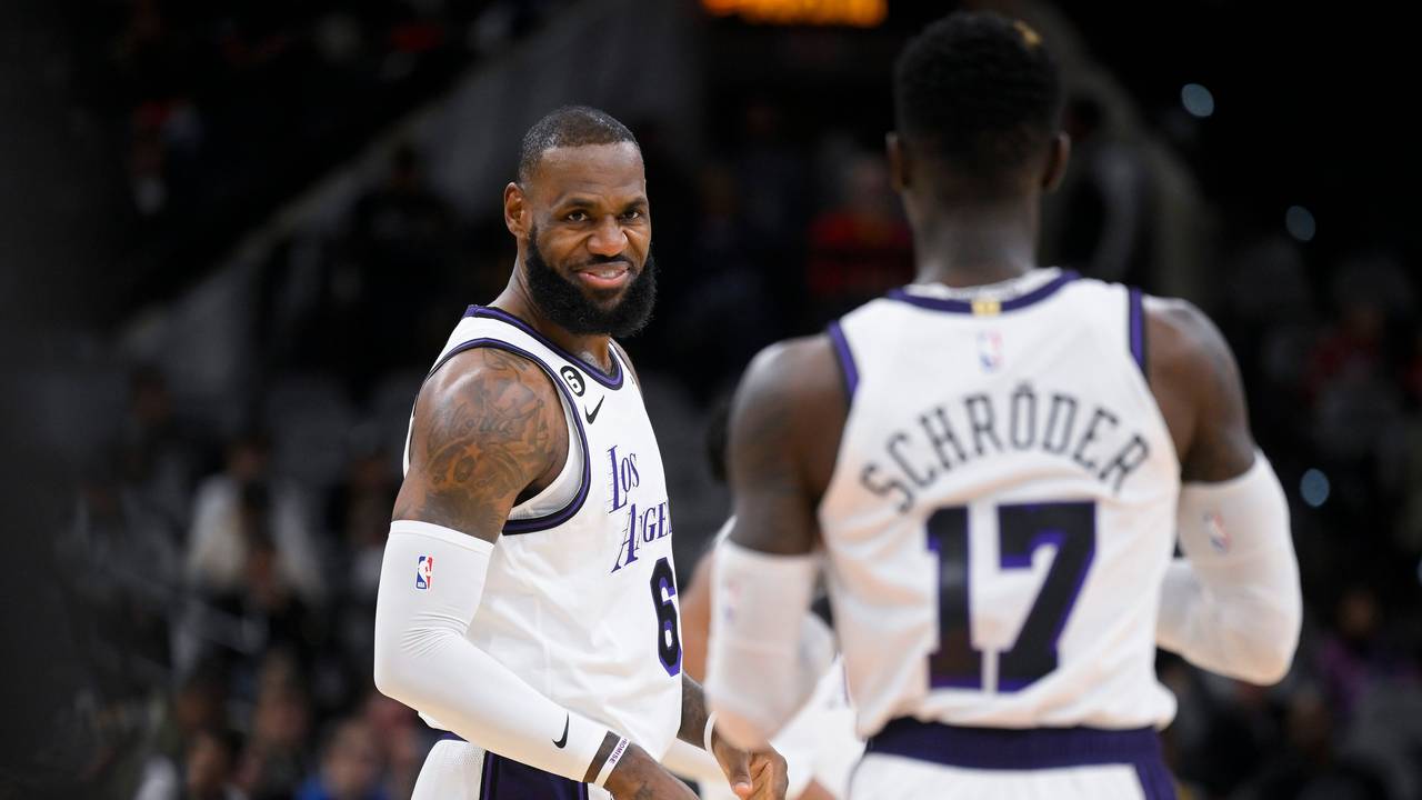 LeBron James lächelt im NBA-Spiel in San Antonio Teamkollege Dennis Schröder von den Los Angeles Lakers an.