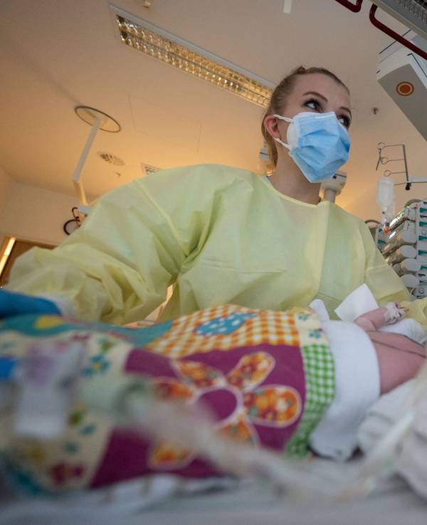 Eine Intensivpflegerin versorgt auf der Kinder-Intensivstation des Olgahospitals des Klinkums Stuttgart einen am Respiratorischen Synzytial-Virus (RS-Virus oder RSV) erkrankten Patienten, der beatmet wird.