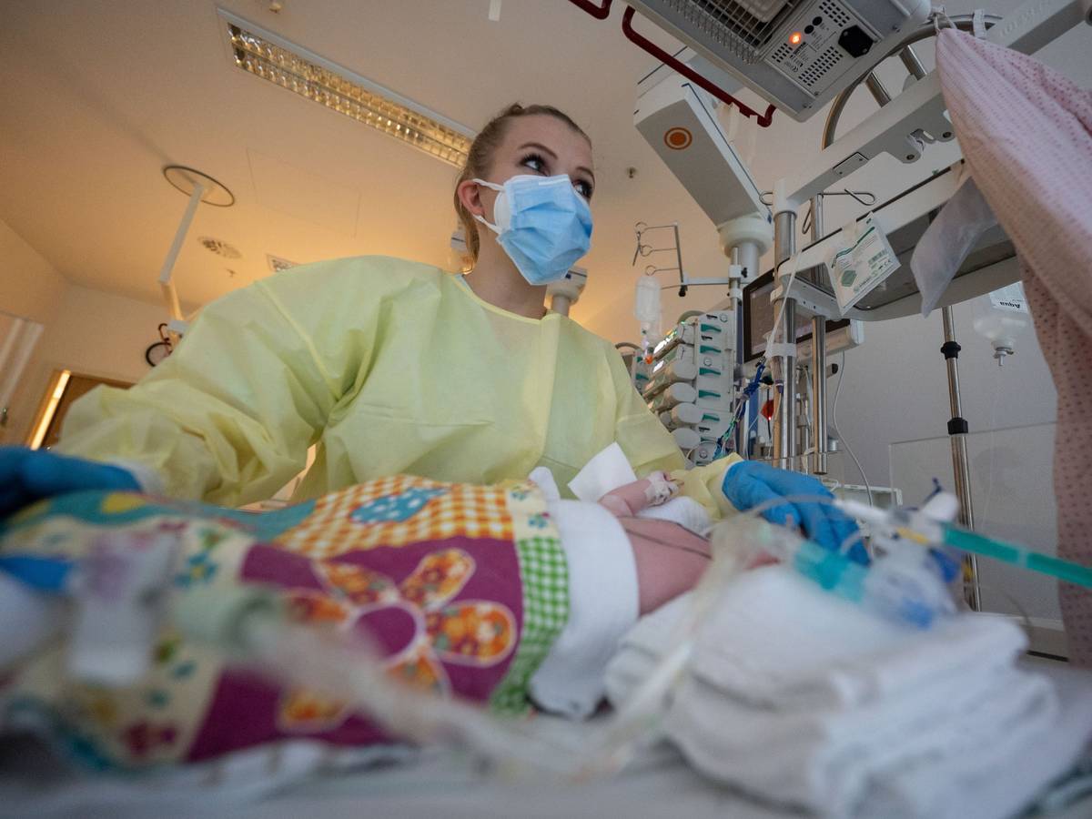 Eine Intensivpflegerin versorgt auf der Kinder-Intensivstation des Olgahospitals des Klinkums Stuttgart einen am Respiratorischen Synzytial-Virus (RS-Virus oder RSV) erkrankten Patienten, der beatmet wird.