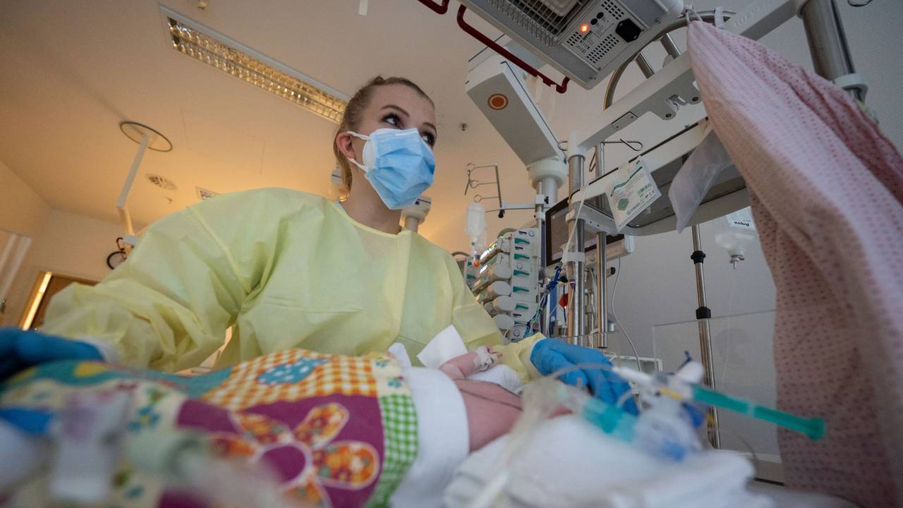 Eine Intensivpflegerin versorgt auf der Kinder-Intensivstation des Olgahospitals des Klinkums Stuttgart einen am Respiratorischen Synzytial-Virus (RS-Virus oder RSV) erkrankten Patienten, der beatmet wird.