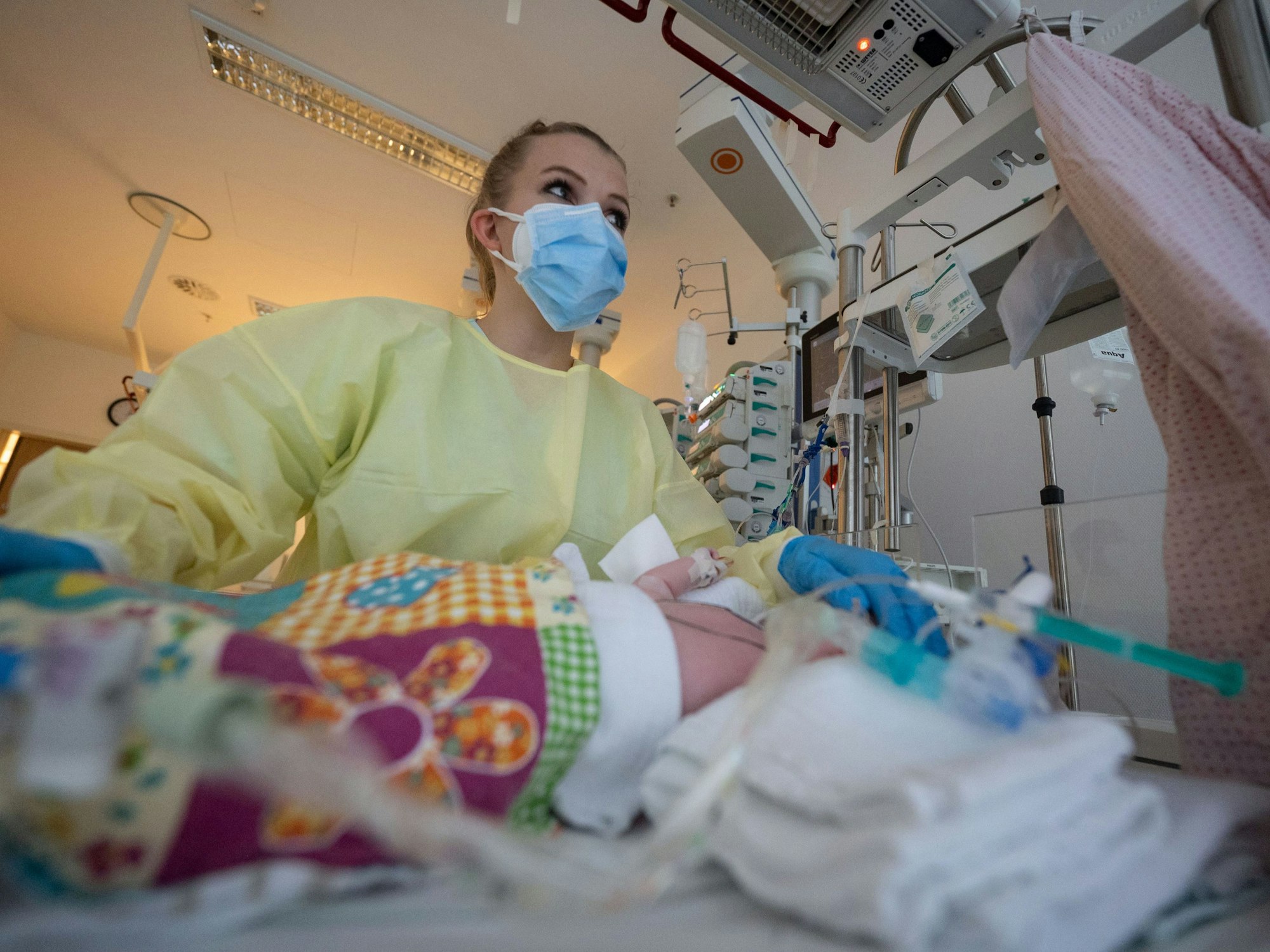 Eine Intensivpflegerin versorgt auf der Kinder-Intensivstation des Olgahospitals des Klinkums Stuttgart einen am Respiratorischen Synzytial-Virus (RS-Virus oder RSV) erkrankten Patienten, der beatmet wird.