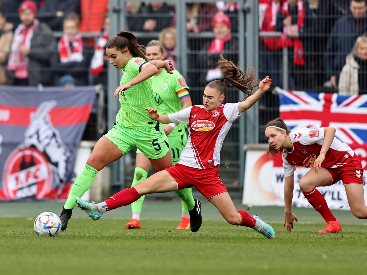 1. FC Köln-Spielerin Alena Bienz kämpft im Bundesligaduell am 27. November 2022 mit Lena Oberdorf (VfL Wolfsburg) um den Ball