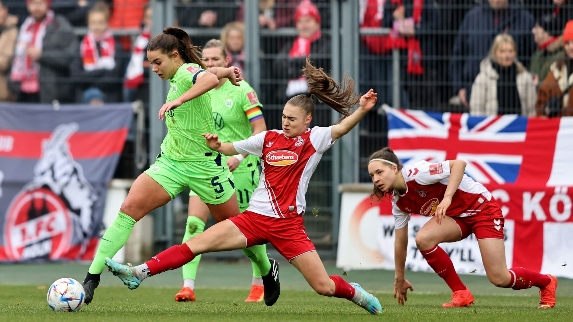 1. FC Köln-Spielerin Alena Bienz kämpft im Bundesligaduell am 27. November 2022 mit Lena Oberdorf (VfL Wolfsburg) um den Ball