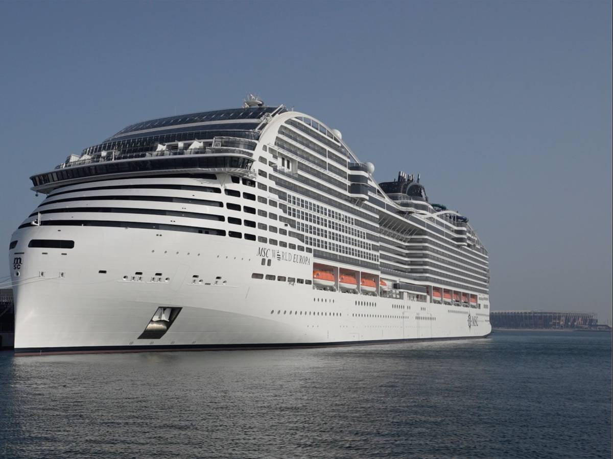 Das 22-Deck-Kreuzfahrtschiff MSC World Europa, ein schwimmendes Hotel, hat im November 2022 an den Hafen von Doha angedockt.