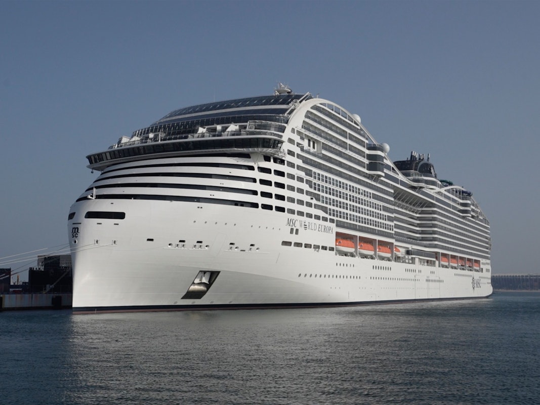 Das 22-Deck-Kreuzfahrtschiff MSC World Europa, ein schwimmendes Hotel, hat im November 2022 an den Hafen von Doha angedockt.