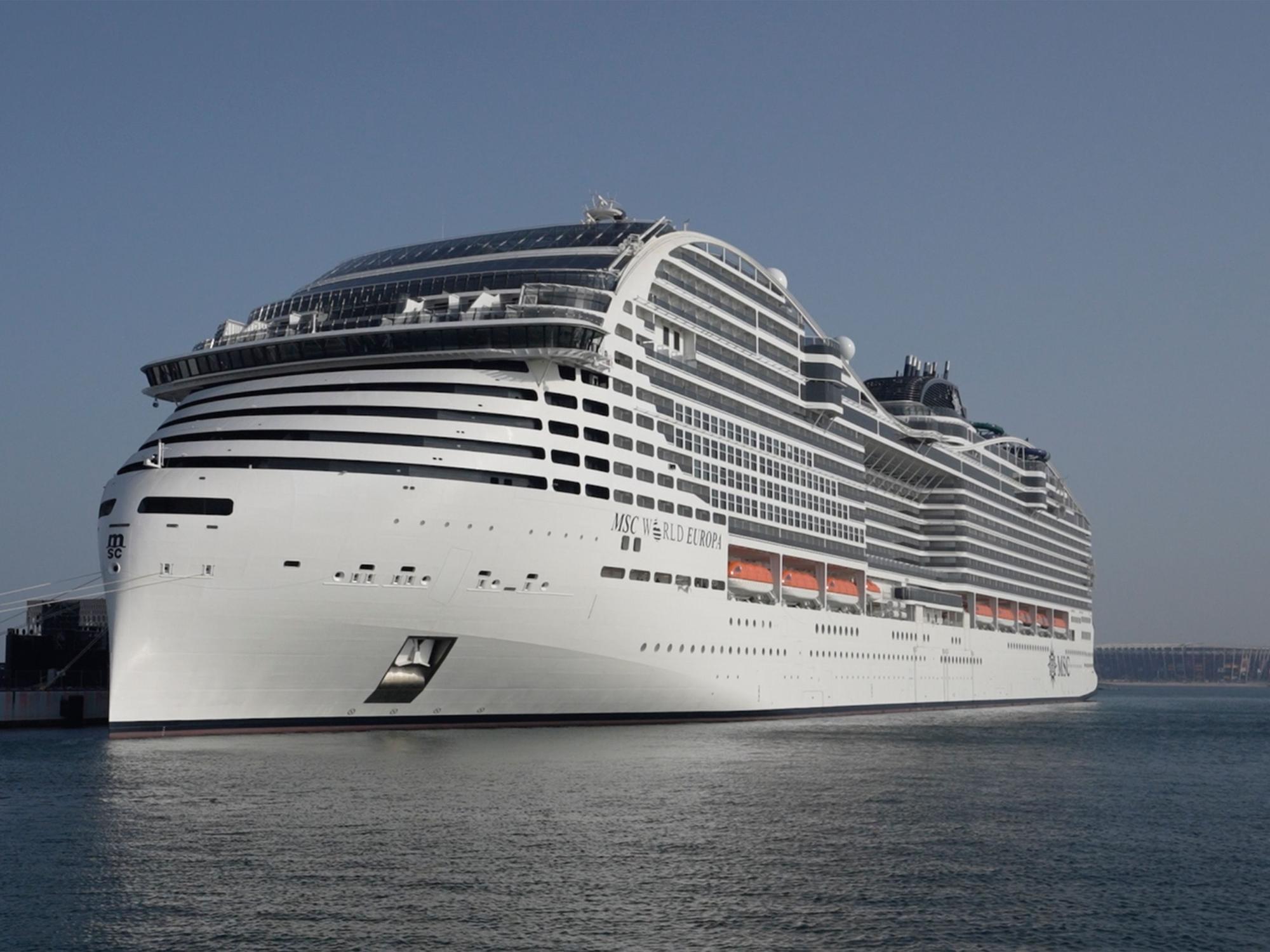 Das 22-Deck-Kreuzfahrtschiff MSC World Europa, ein schwimmendes Hotel, hat im November 2022 an den Hafen von Doha angedockt.