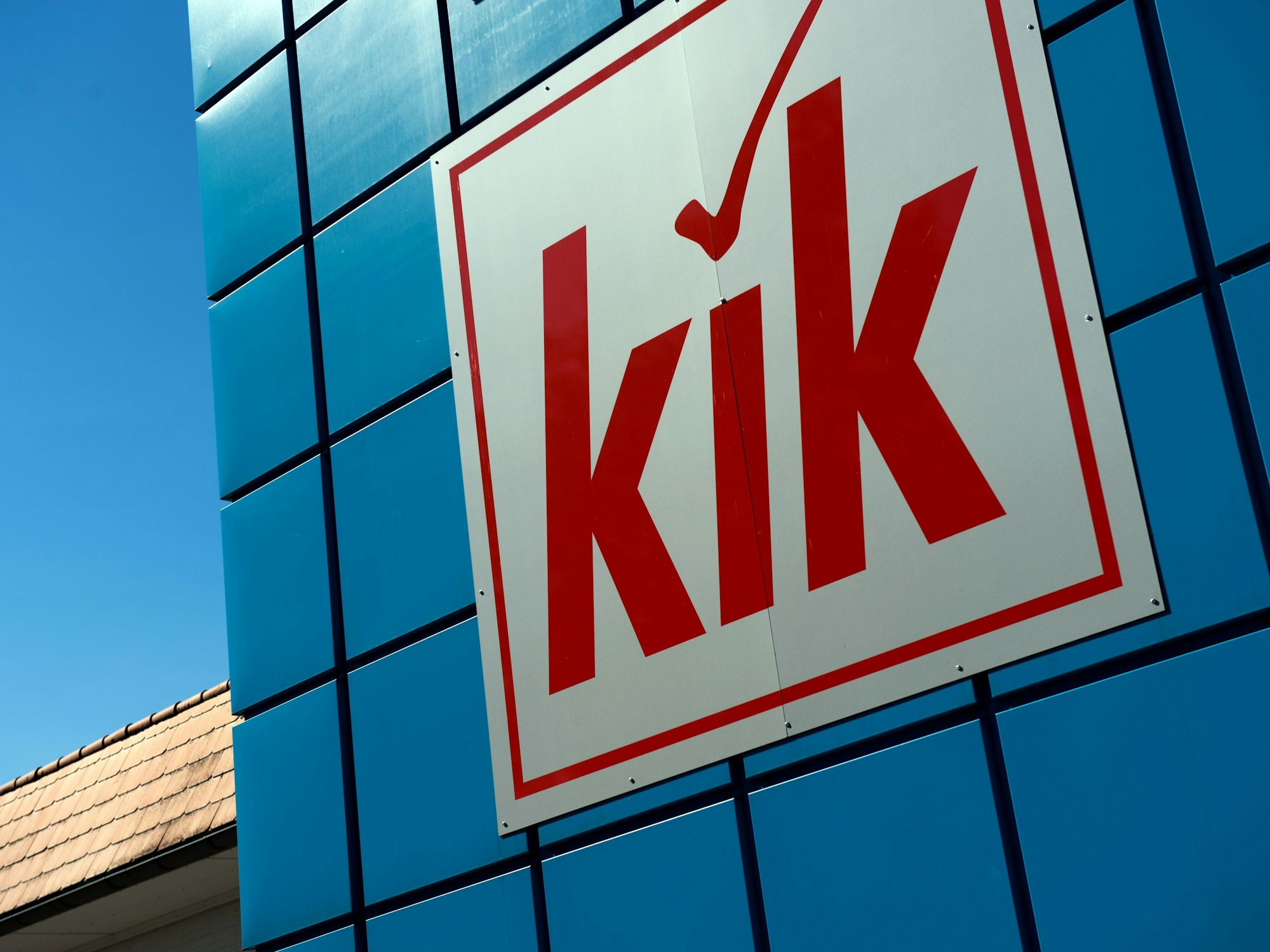 Der Schriftzug KiK hängt an der Niederlassung des Textildiscounters.