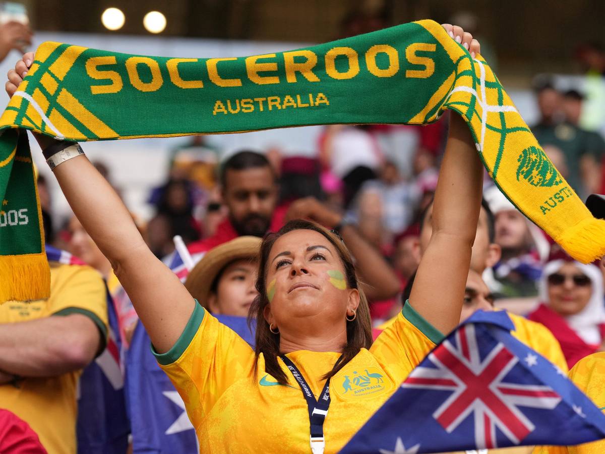 Eine Zuschauerin im Australien-Trikot hält vor dem WM-Spiel gegen Tunesien einen Schal in die Luft.