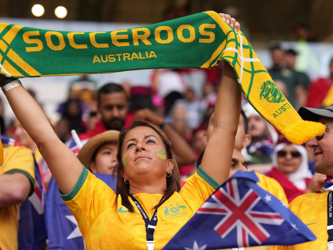 Eine Zuschauerin im Australien-Trikot hält vor dem WM-Spiel gegen Tunesien einen Schal in die Luft.