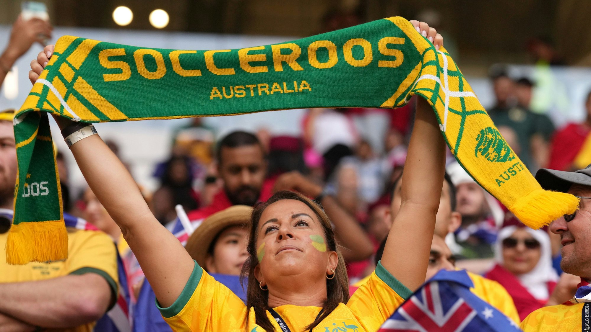 Eine Zuschauerin im Australien-Trikot hält vor dem WM-Spiel gegen Tunesien einen Schal in die Luft.