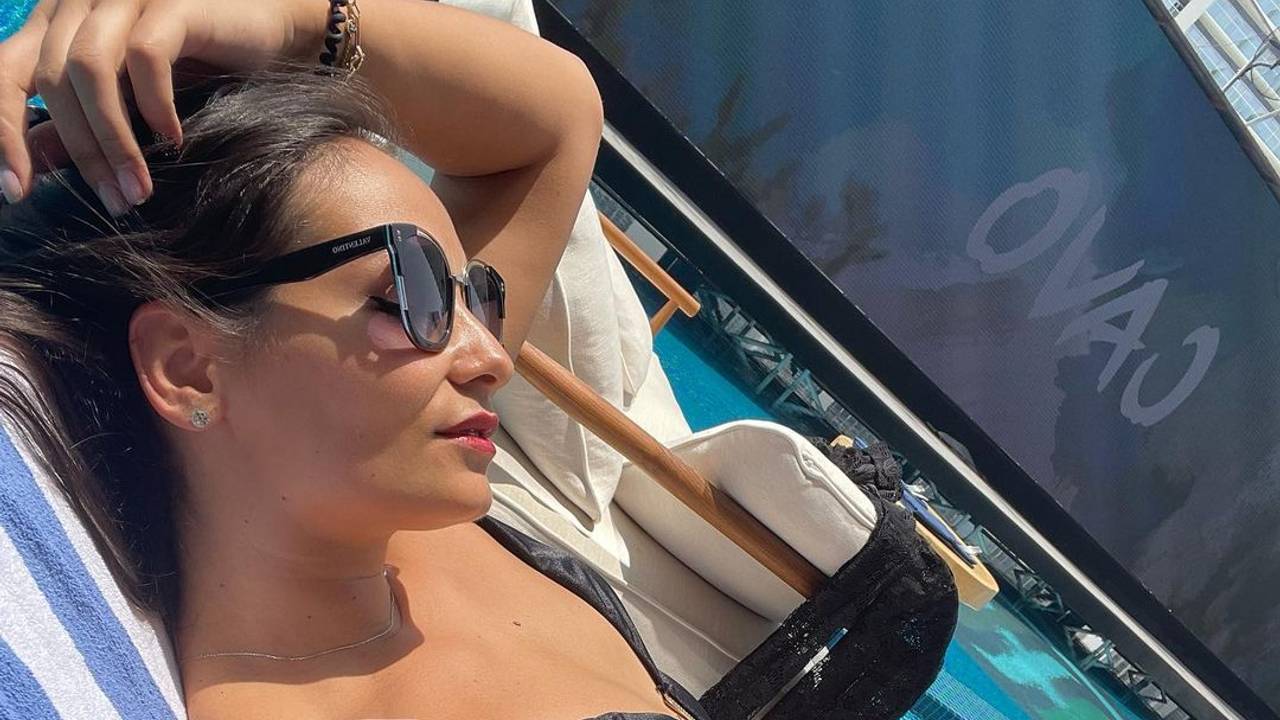 Katarina Kavaleva liegt am Pool eines Hotels in Dubai.