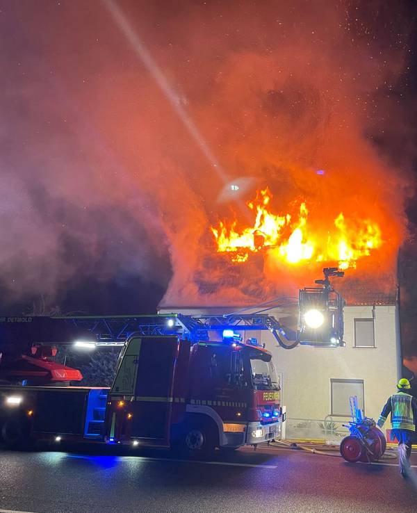 Feuerwehr und Einsatzkräfte vor einem brennenden Haus. Die 77-jährige Bewohnerin ist später gestorben.