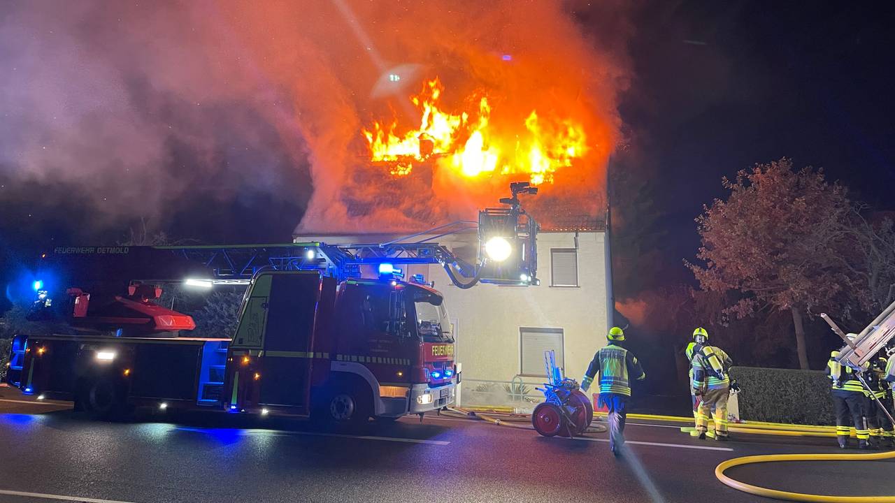 Feuerwehr und Einsatzkräfte vor einem brennenden Haus. Die 77-jährige Bewohnerin ist später gestorben.