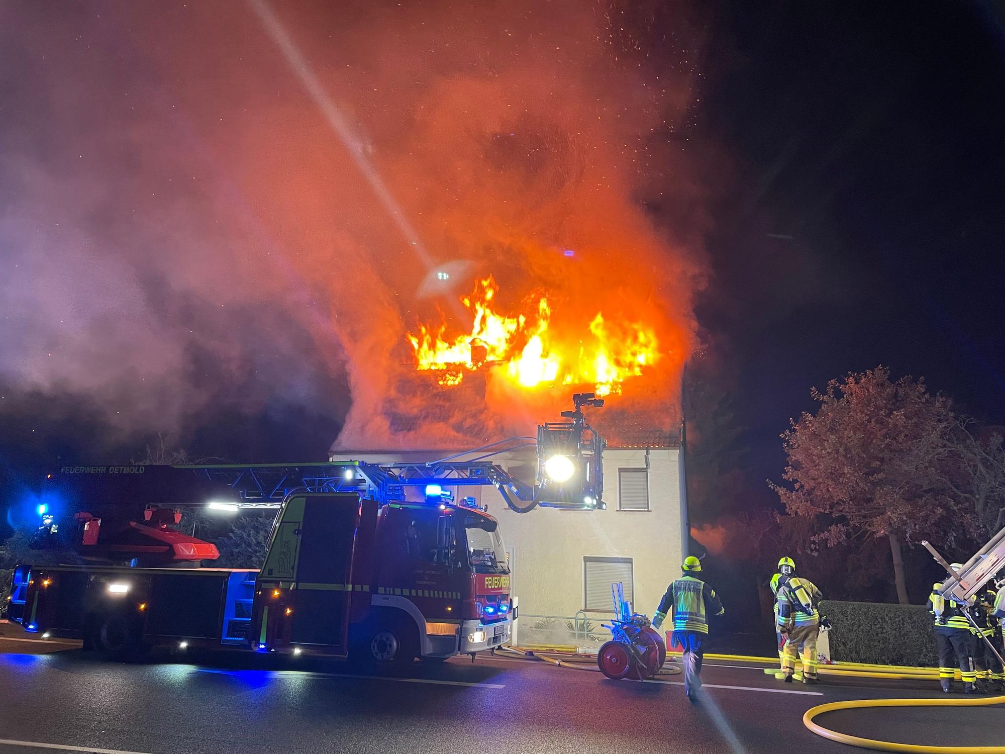 Feuerwehr und Einsatzkräfte vor einem brennenden Haus. Die 77-jährige Bewohnerin ist später gestorben.