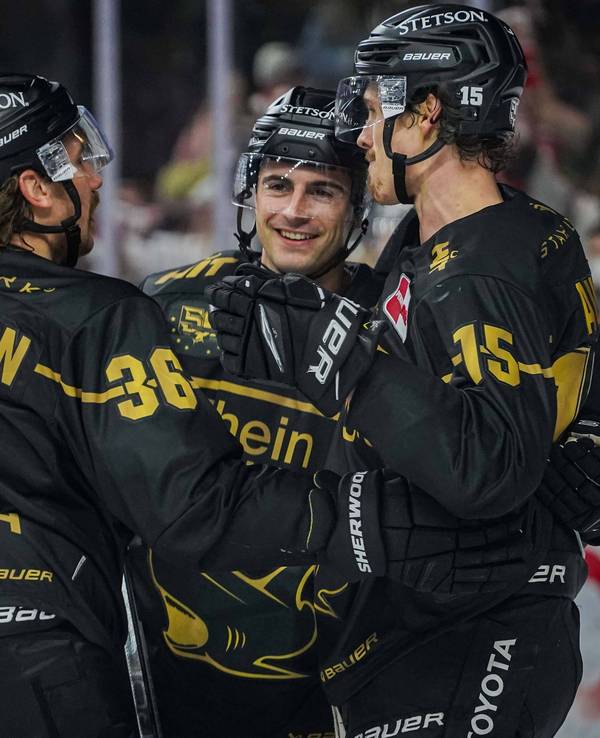 Die Spieler der Kölner Haie jubeln im DEL-Spiel gegen die Iserlohn Roosters.