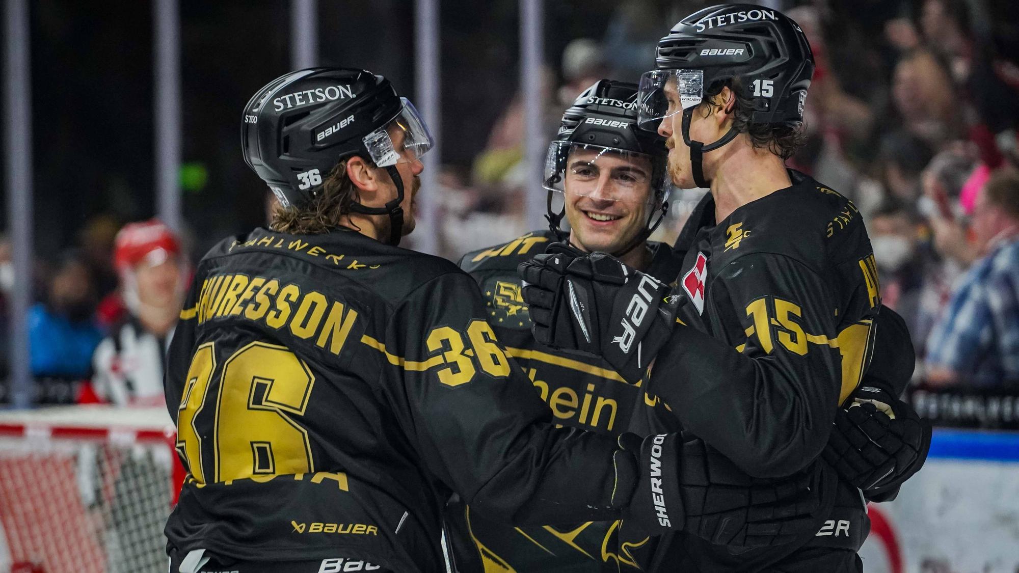 Die Spieler der Kölner Haie jubeln im DEL-Spiel gegen die Iserlohn Roosters.