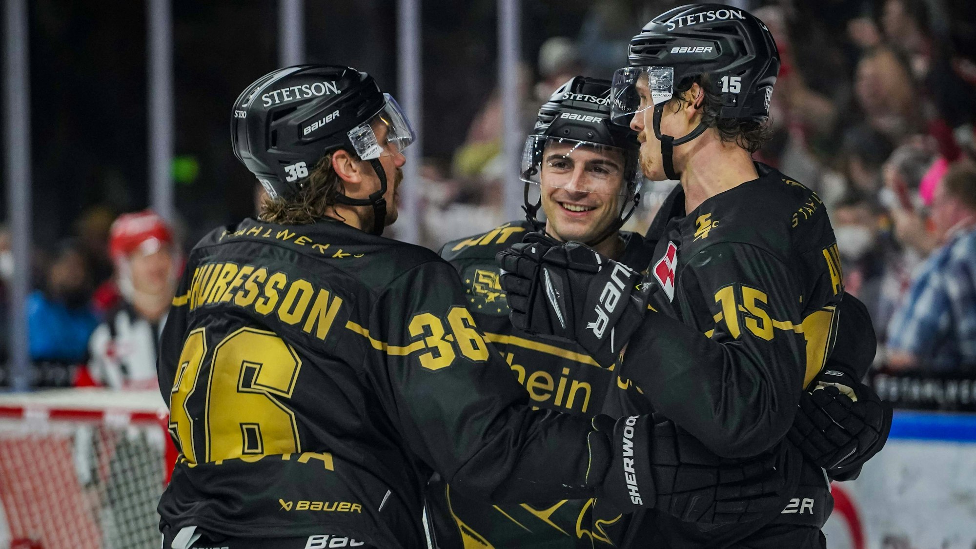 Die Spieler der Kölner Haie jubeln im DEL-Spiel gegen die Iserlohn Roosters.