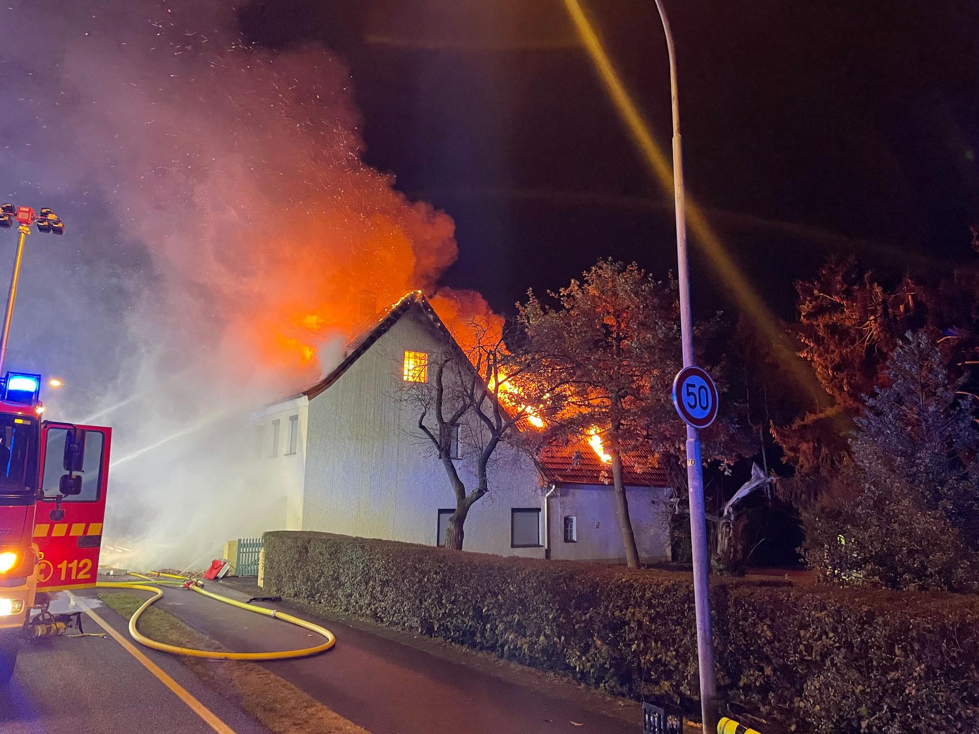 Hohe Flammen schlagen aus einem Wohnhaus in Detmold. Dort ist eine Frau ums Leben gekommen.