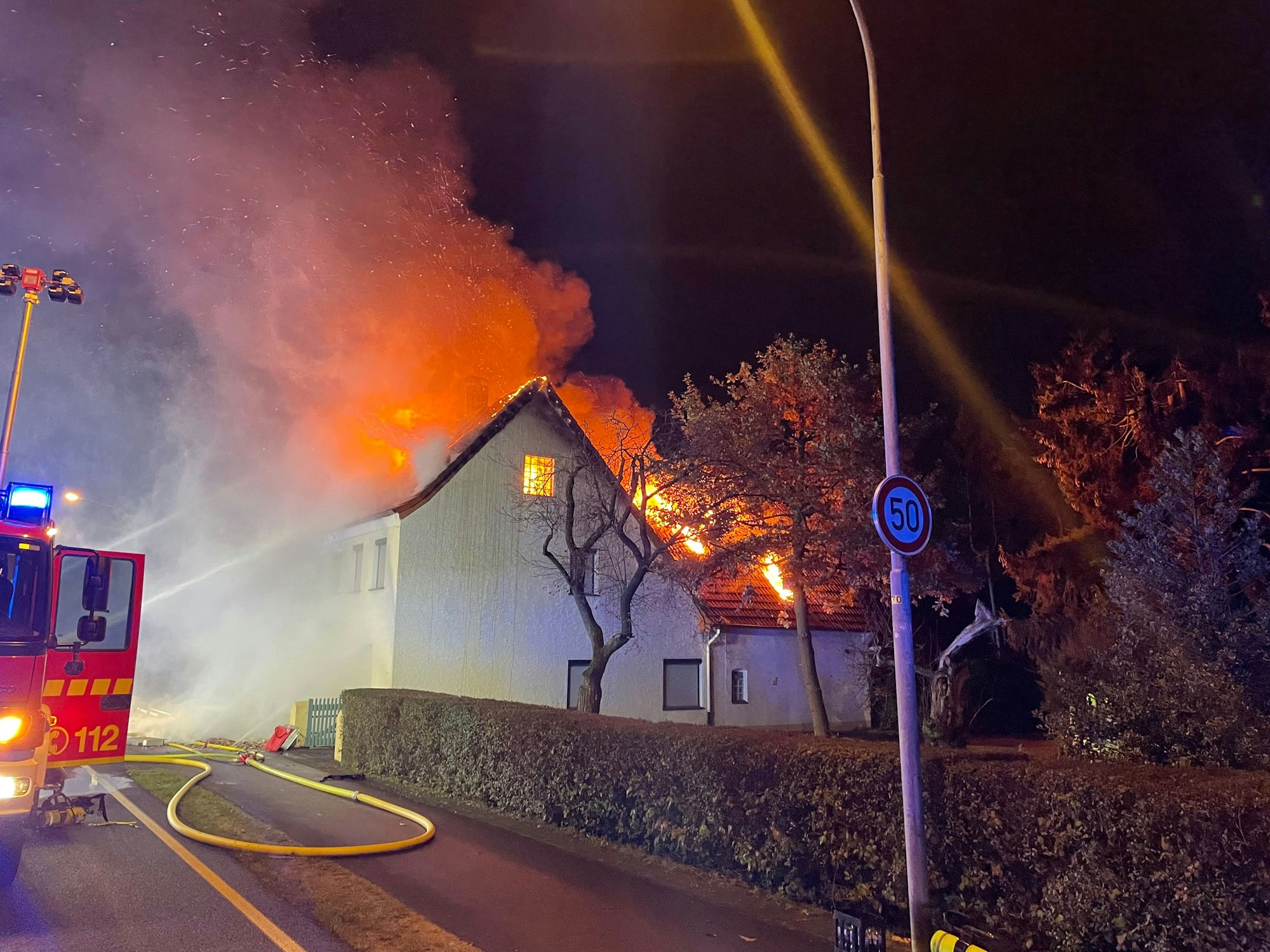Hohe Flammen schlagen aus einem Wohnhaus in Detmold. Dort ist eine Frau ums Leben gekommen.