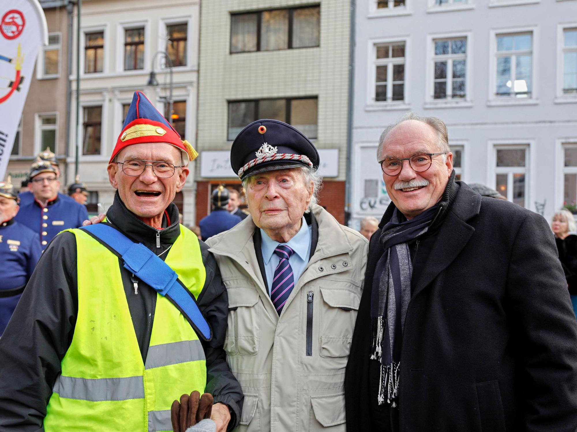 Franz Meurer, Ludwig Sebus und Bernhard Conin stehen nebeneinander und lachen in die Kamera.