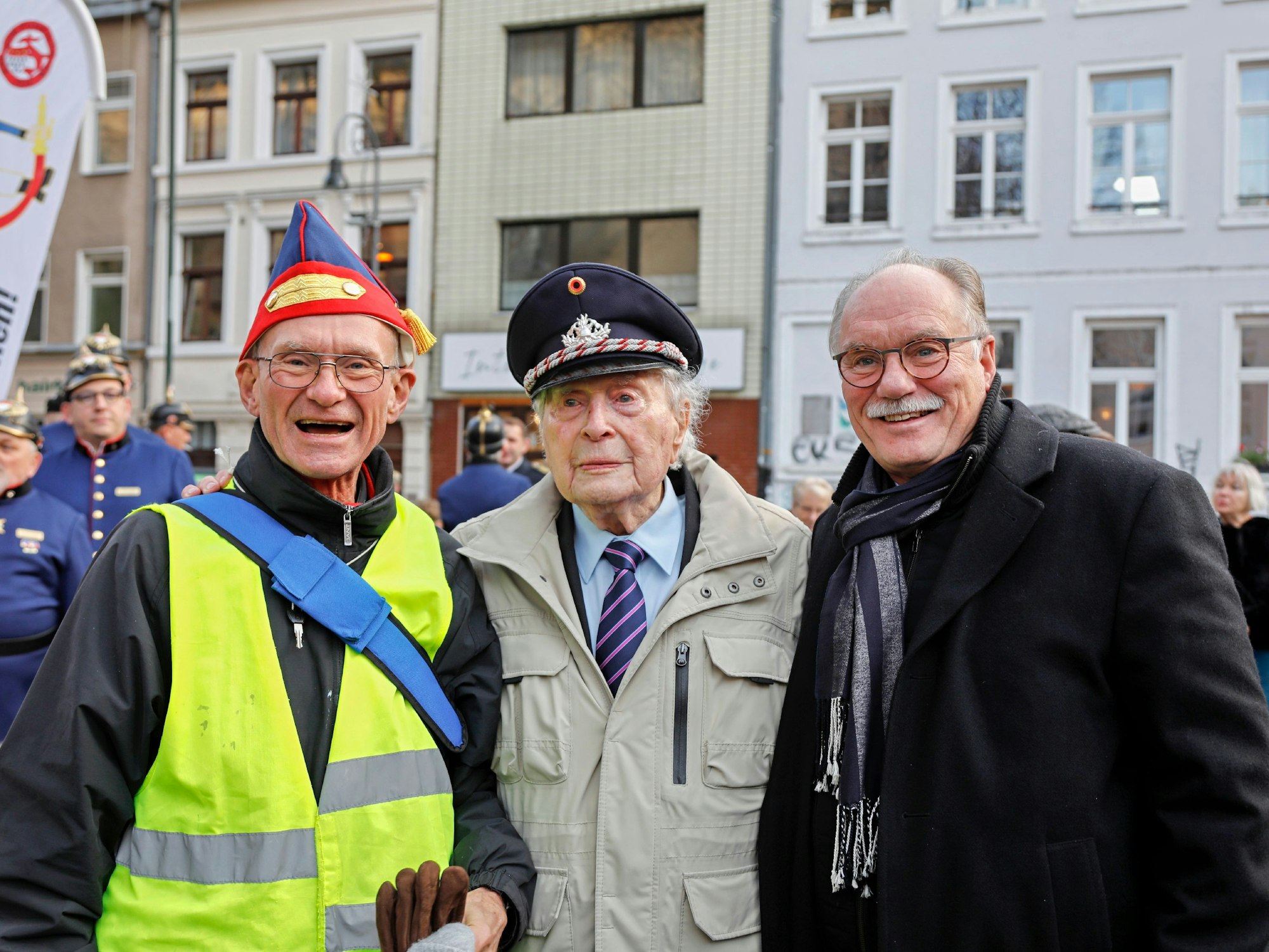 Franz Meurer, Ludwig Sebus und Bernhard Conin stehen nebeneinander und lachen in die Kamera.