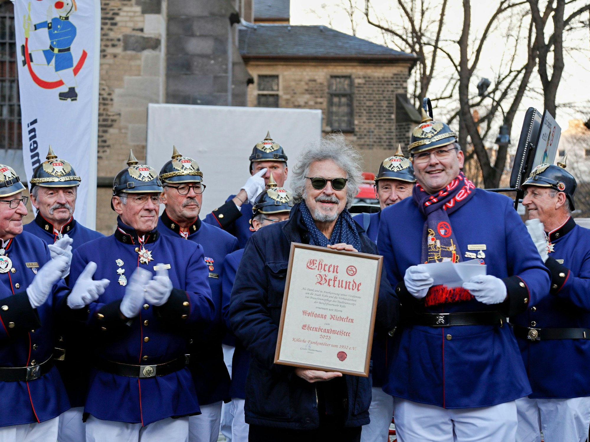 Wolfgang Niedecken inmitten der Feuerwehr-Gruppe Funkentöter. Der Sänger wurde zum Ehrenbrandmeister der Session 2023 ernannt.
