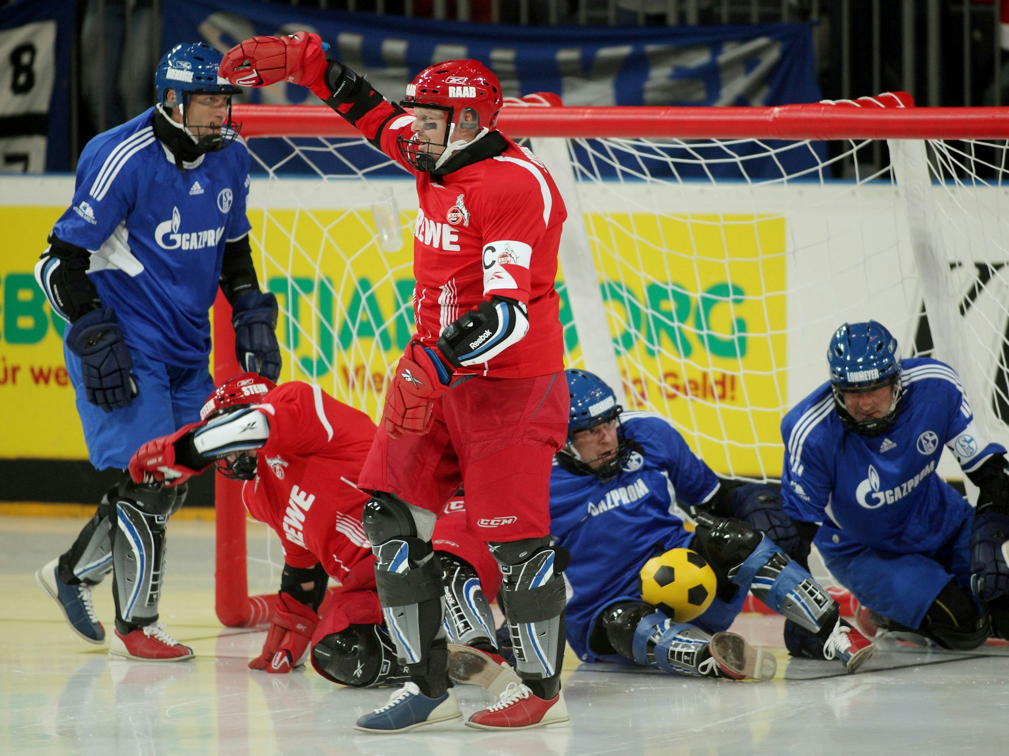 Moderator Stefan Raab (M) bejubelt einen Treffer seiner Mannschaft beim „Deutschen Eisfußball Pokal 2009“ in der LanxessArena in Köln.