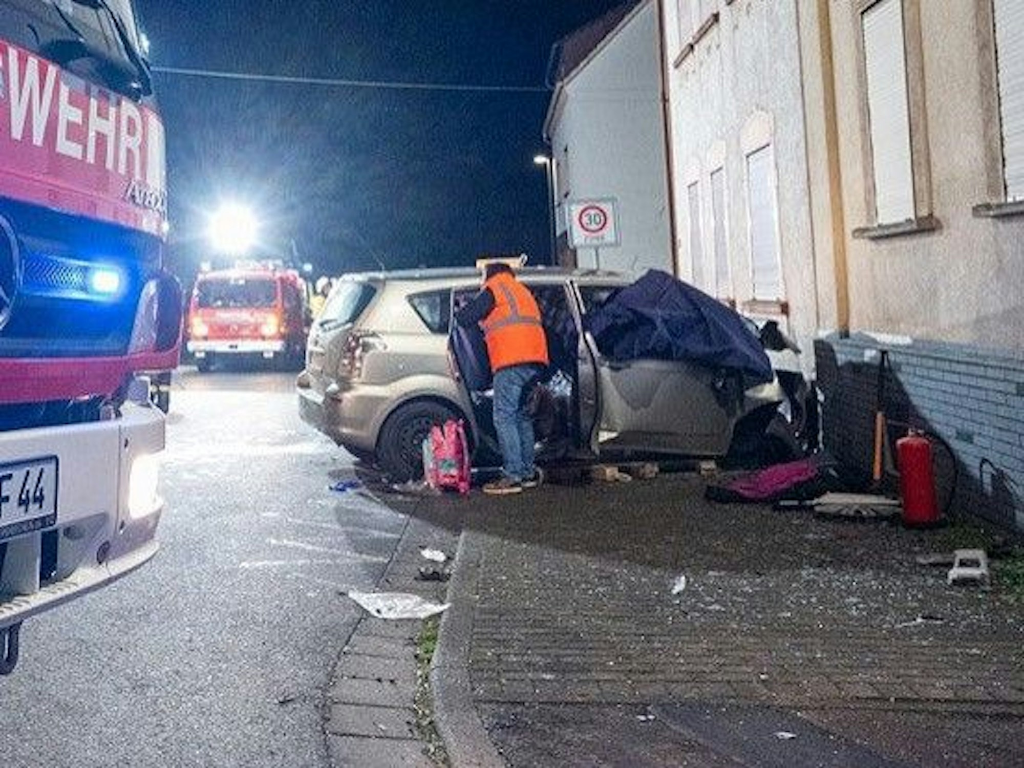 Das Auto mit einer fünfköpfigen Familie an Bord krachte in Brechen-Werschau in eine Hauswand.