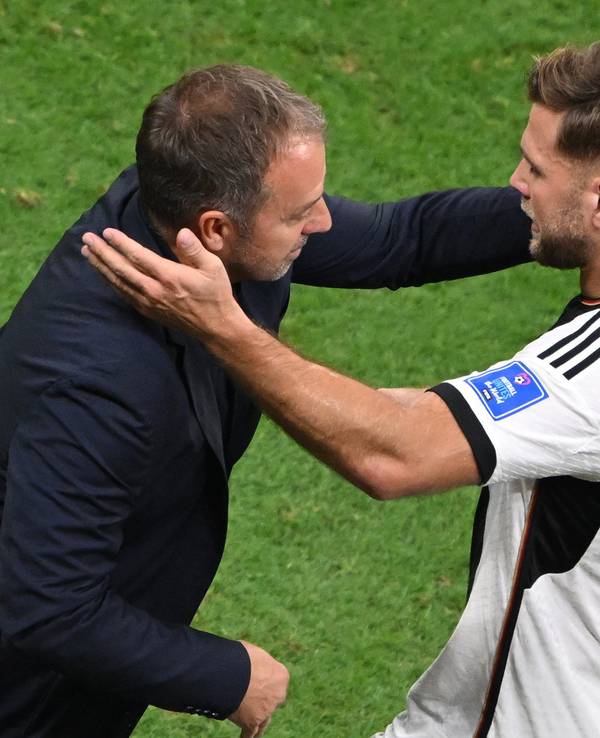 Deutschlands Niclas Füllkrug jubelt mit Deutschlands Trainer Hans-Dieter Flick.