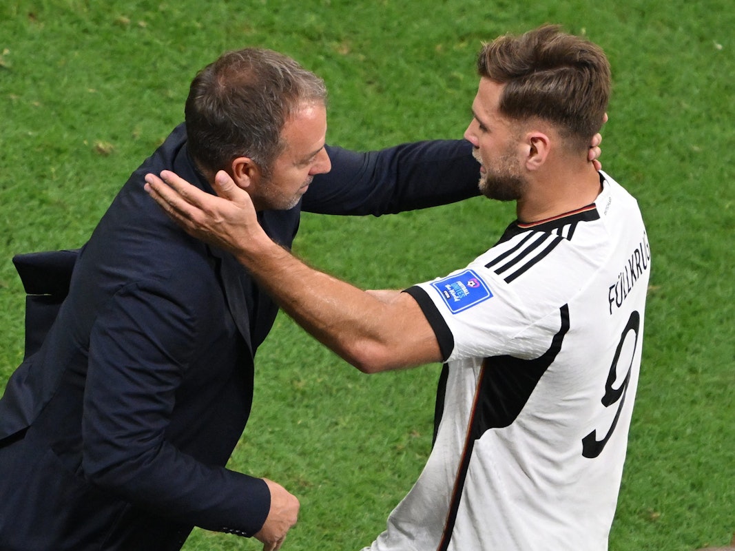 Deutschlands Niclas Füllkrug jubelt mit Deutschlands Trainer Hans-Dieter Flick.