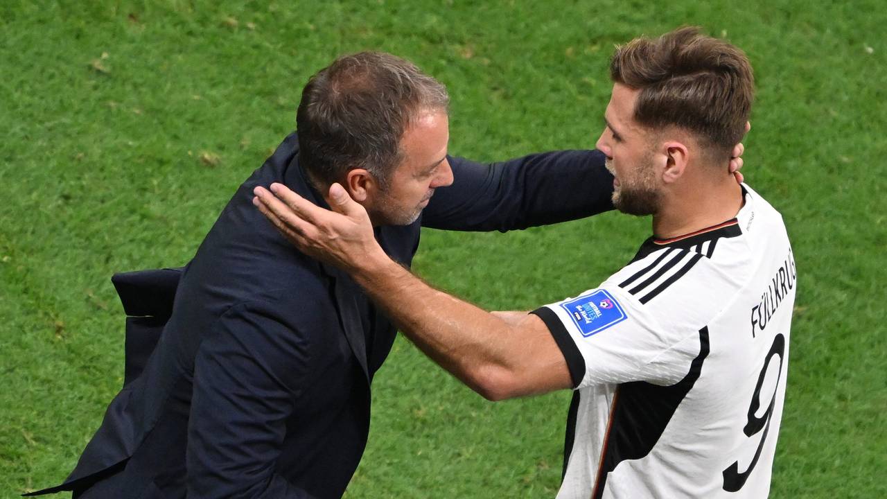Deutschlands Niclas Füllkrug jubelt mit Deutschlands Trainer Hans-Dieter Flick.