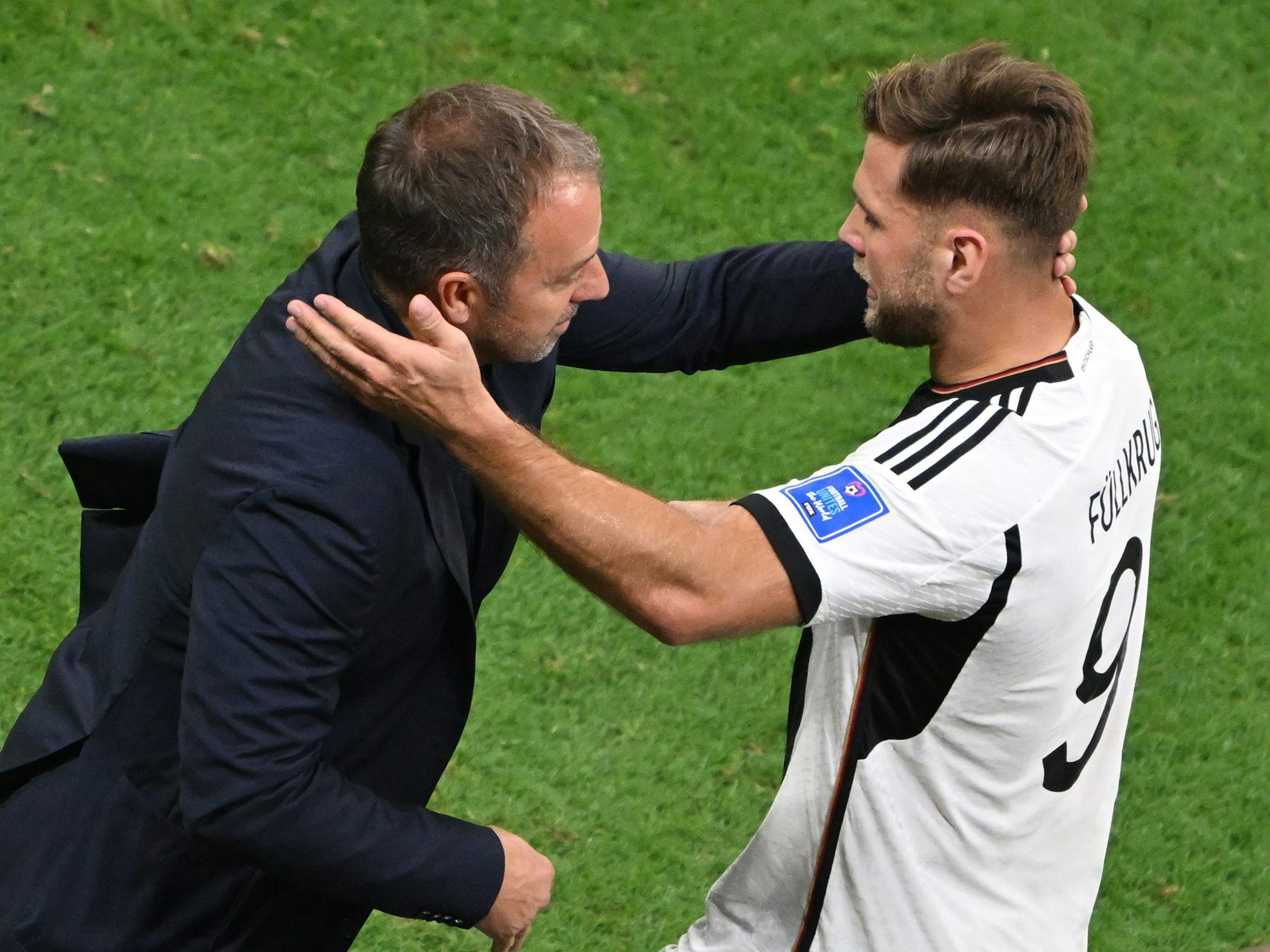Deutschlands Niclas Füllkrug jubelt mit Deutschlands Trainer Hans-Dieter Flick.