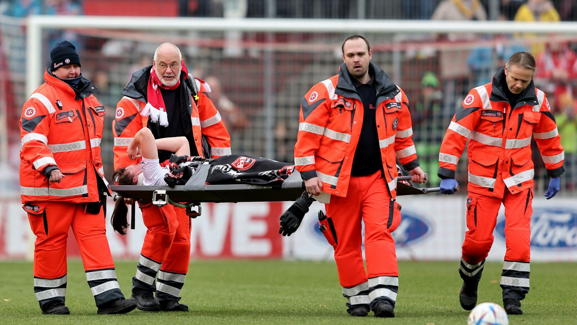 Sanitäte tragen Adriana Achcinska vom 1 FC Köln vom Platz.