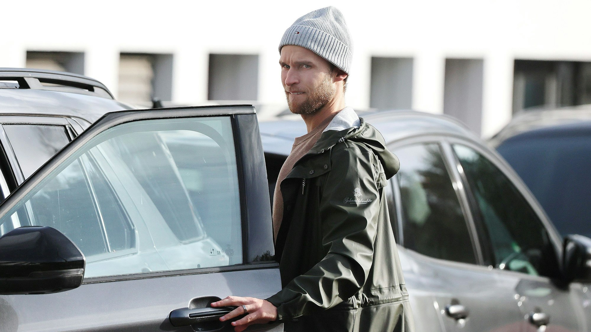 Sebastian Andersson am Geißbockheim.