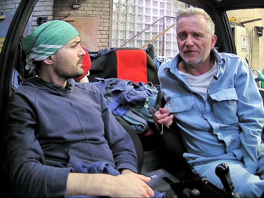 Menderes Bagci (l.) hält in Folge 10 von „Promi Big Brother“ (TV-Ausstrahlung: 27. November) ein kleines Pläuschen mit Jörg Knör.