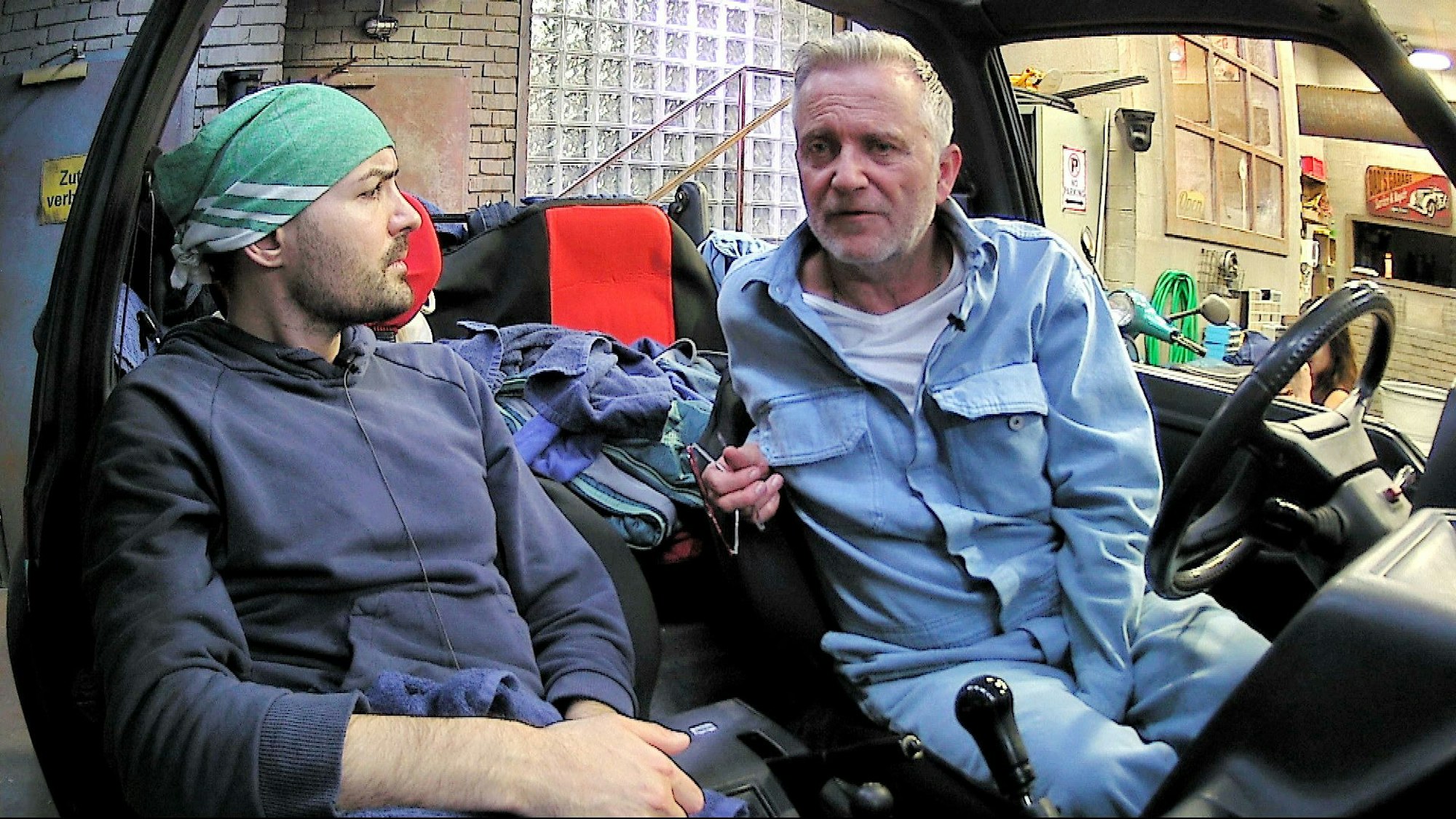 Menderes Bagci (l.) hält in Folge 10 von „Promi Big Brother“ (TV-Ausstrahlung: 27. November) ein kleines Pläuschen mit Jörg Knör.
