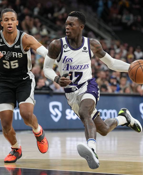 Lakers Dennis Schröder (r.) läuft mit dem Ball in Richtung Korb, Spurs Keldon Johnson kann nur hinterhergucken.